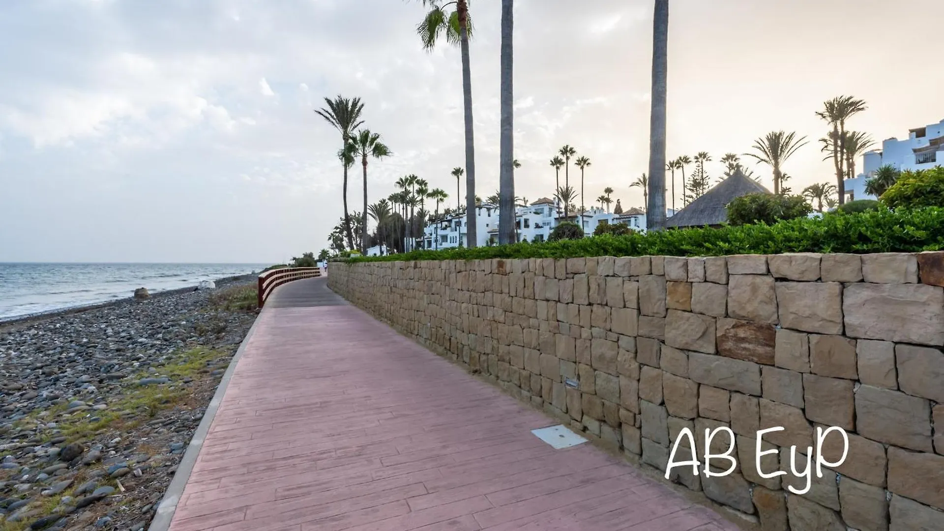 Alcazaba Beach Apartment Estepona
