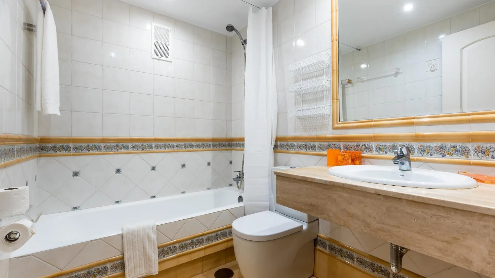 Alcazaba Beach Apartment Estepona